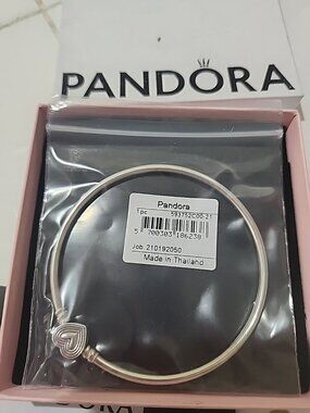 Pandora Radiating Heart Clasp Bangle Bracelet 593752C00, Size 21m/7.9in